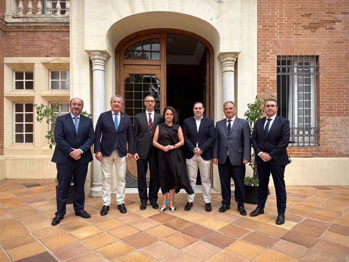 La consejera de Sostenibilidad de la Junta de Andalucía, Catalina García, con representantes de ASA.