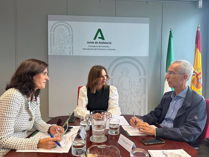 La consejera de Fomento, Articulación del Territorio y Vivienda, Rocío Díaz, en una reunión con el alcalde de Utrera, Francisco Jiménez.