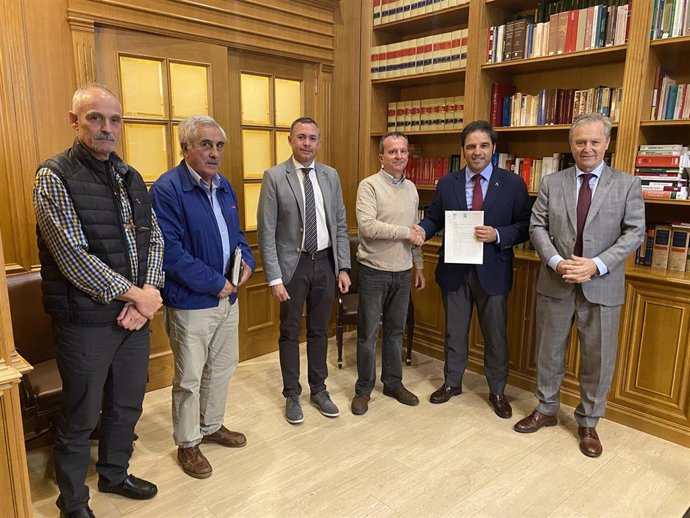 Firma del cese de la finca Puerto Moral, en el paraje Alpiedras del término municipal de Aroche a la Junta.