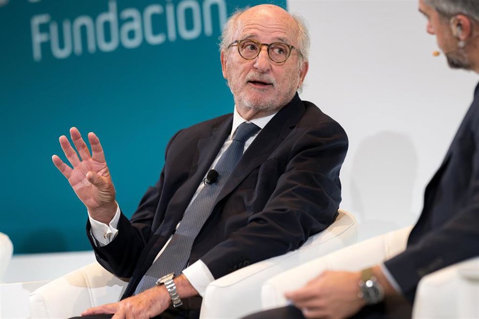 El presidente de Repsol, Antonio Brufau, interviene durante la jornada para 'La transformación industrial hacia el Net Zero', en el Campus Repsol, a 9 de octubre de 2024, en Madrid (España). Organizado por la Fundación Repsol, este evento se celebra con