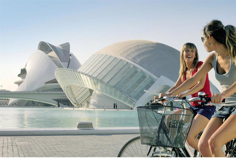 Archivo - Turistas por Valncia (archivo)