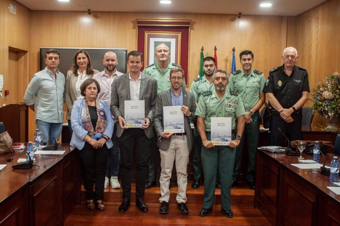 El subdelegado del Gobierno en Sevilla, Francisco Toscano, copreside la Junta Local de Seguridad de Estepa.