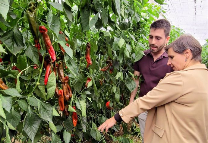 Soleda Aranda, junto al joven agricultor cuya explotación ha visitado en Andújar.