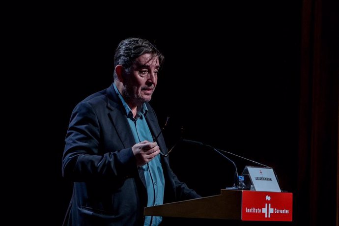 El director del Instituto Cervantes, Luis García Montero, interviene durante la presentación del libro, 'En la piel de los héroes' en el Instituto Cervantes, a 3 de octubre de 2024, en Madrid (España). El libro de Xosé Fortes narra los cincuenta años de l