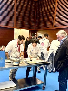 El vicepresidente de Gestión Económica Administrativa de la Diputación de Málaga, Manuel Marmolejo, ha asistido a la demostración de cocina de los chefs embajadores de Sabor a Málaga, Diego Gallegos y Cristina Cánovas.