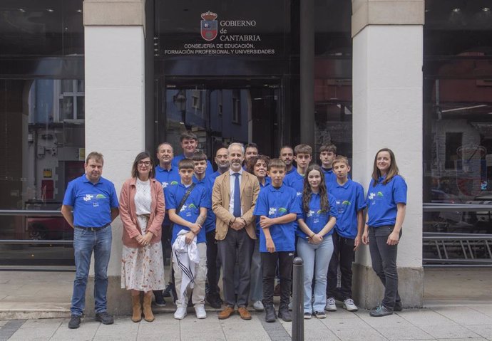 El consejero de Educación, FP y Universidades, Sergio Silva, recibe al equipo de estudiantes cántabros Team Cantabria que competirá en la final internacional Greenpower de coches eléctricos.