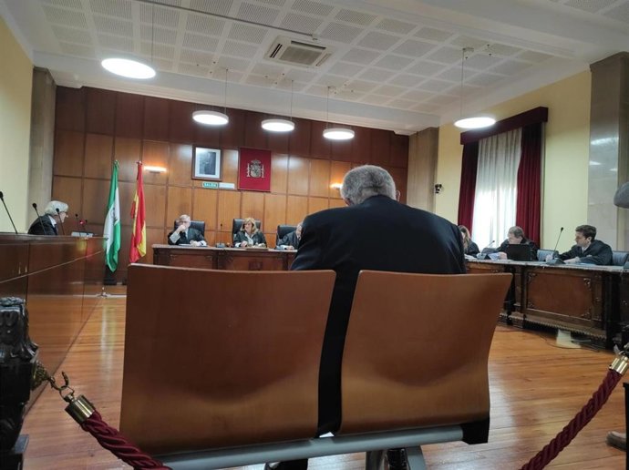 El acusado, al principio del juicio antes de abandonar el banquillo para sentarse junto a su letrado