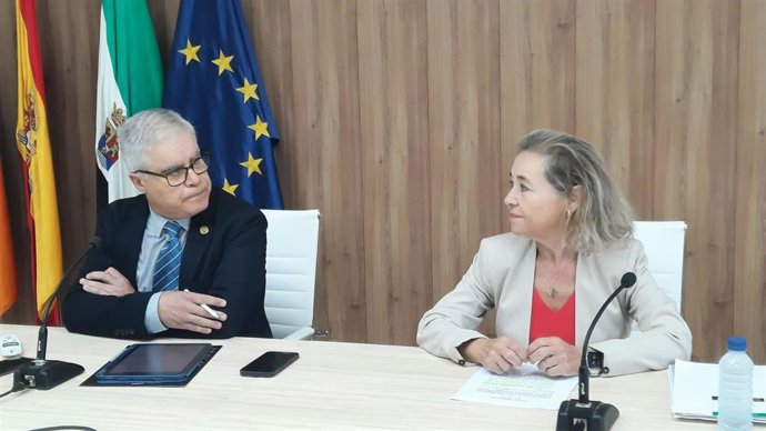 La consejera de Educación, Ciencia y Formación Profesional, y el rector de la Universidad de Extremadura ofrecen una rueda de prensa sobre la nueva prueba de acceso a la universidad
