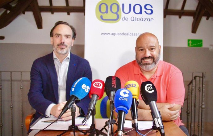 El concejal de Ciclo Hidráulico, Javier Ortega, y el gerente de la empresa municipal Aguas de Alcázar, Alejandro Bernal, en rueda de prensa