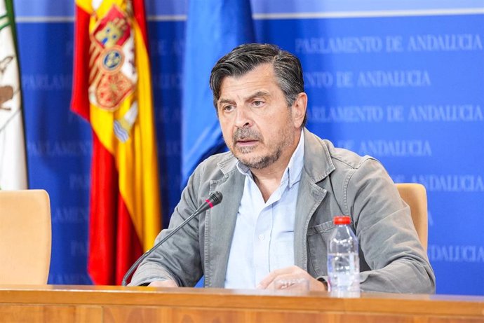 El portavoz del Grupo Parlamentario Popular, Toni Martín, durante la ronda de ruedas de prensa de portavoces de los grupos parlamentarios en el Parlamento de Andalucía, a 9 de octubre de 2024 en Sevilla (Andalucía, España). Los portavoces de los grupos pa