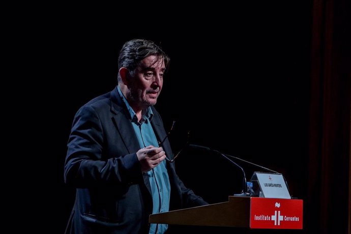 El director del Instituto Cervantes, Luis García Montero, interviene durante la presentación del libro, 'En la piel de los héroes' en el Instituto Cervantes, a 3 de octubre de 2024, en Madrid (España)