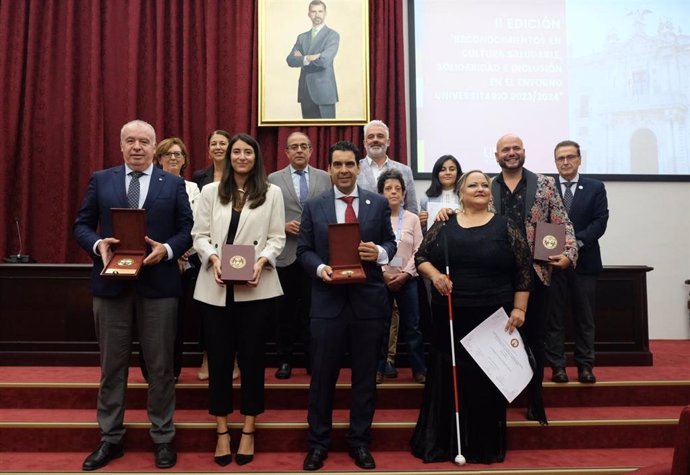 Foto de familia con los premiados por la US por sus iniciativas en inclusión, solidaridad y hábitos saludables.