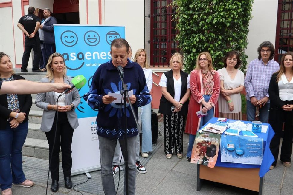 Más de un centenar de personas se han reunido ante la puerta del Ayuntamiento de Alcalá de Guadaíra para la lectura del manifiesto por la lucha de sus plenos derechos con motivo del Día Internacional de la Salud Mental.