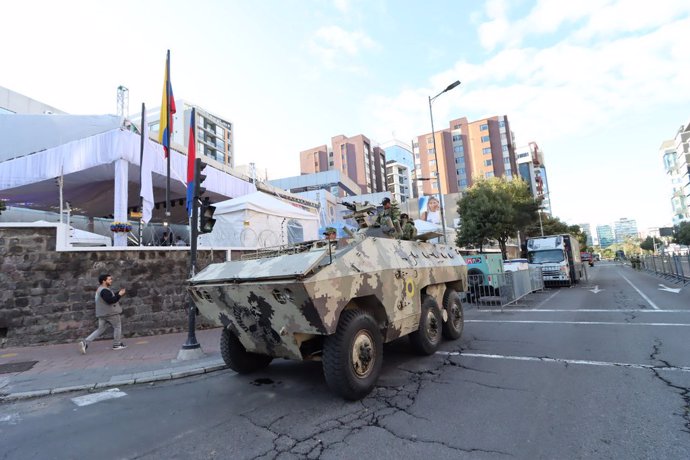 Archivo - Imagen de archivo del Ejército de Ecuador en una calle de Quito. 