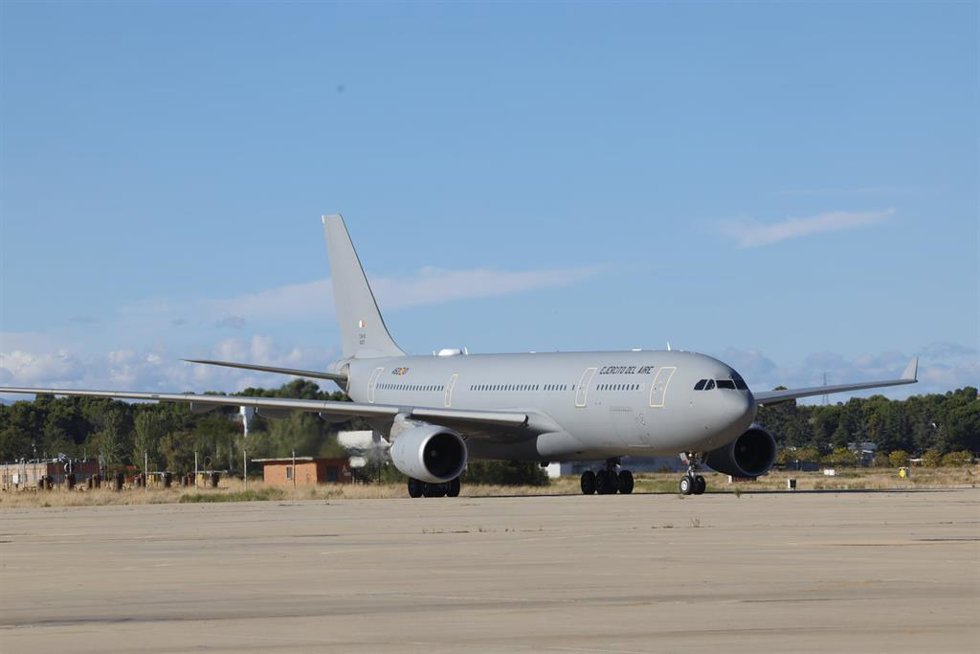 Un avión militar a su llegada a la base aérea de Torrejón, a 3 de octubre de 2024, en Madrid (España). 