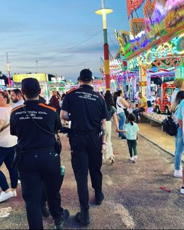 Archivo - Miembros de Protección Civil en la zona de atracciones de la Feria de San Lucas