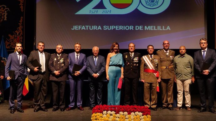 El presidente de Melilla, Juan José Imbroda, y la delegada del Gobierno, Sabrina Moh, en el centro en una foto de un reciente acto con la Policía.