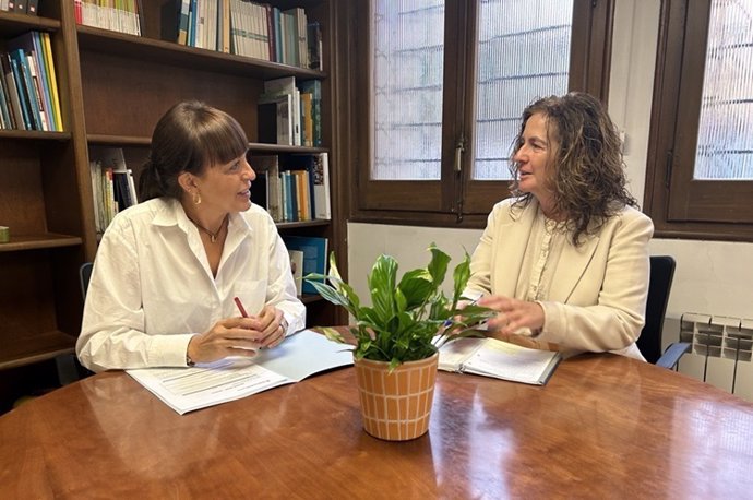 Anna Vives i Sílvia Romero durant la reunió