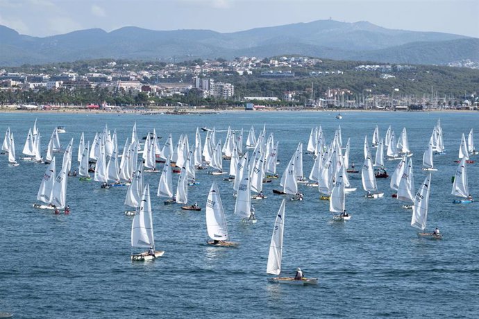 Archivo - Imagen de los patines a vela compitiendo durante la I Regata Preliminar de la America's Cup celebrada en Vilanova y la Geltrú