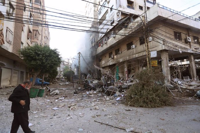 Un hombre pasa ante los escombros de un edificio bombardeado en Beirut, capital de Líbano