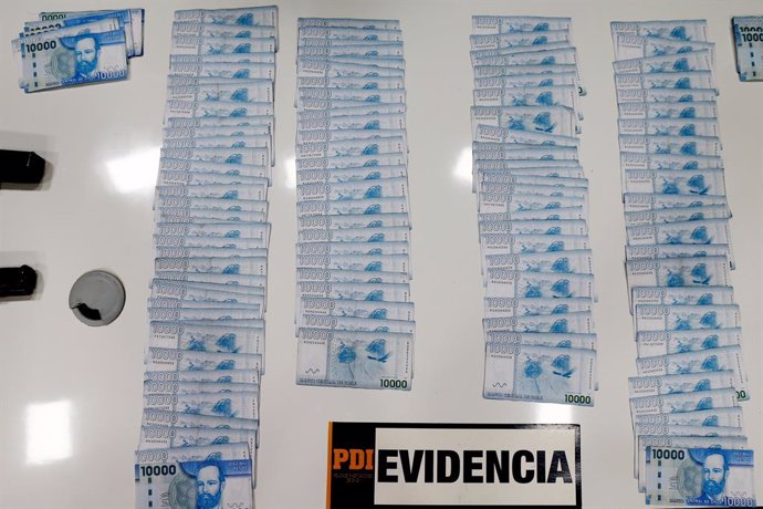 Santiago 09 de octubre 2024. El jefe de la region policial metropolitana de Santiago Prefecto inspector Rodrigo fuentes y  Fiscal Regional Metropolitano Occidente, Marcos Pastén, se refieren a la detención de seis integrantes de una banda dedicada al