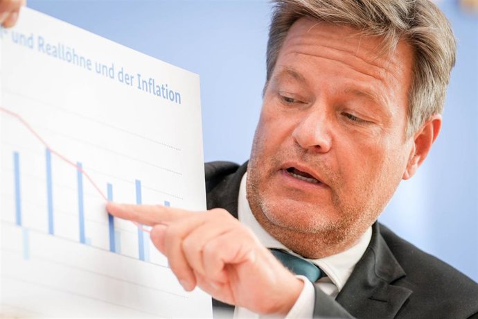 09 October 2024, Berlin: German Minister for Economic Affairs and Climate Protection, Robert Habeck, holds a press conference to present the German Government's Autumn Projection 2024. Photo: Kay Nietfeld/dpa