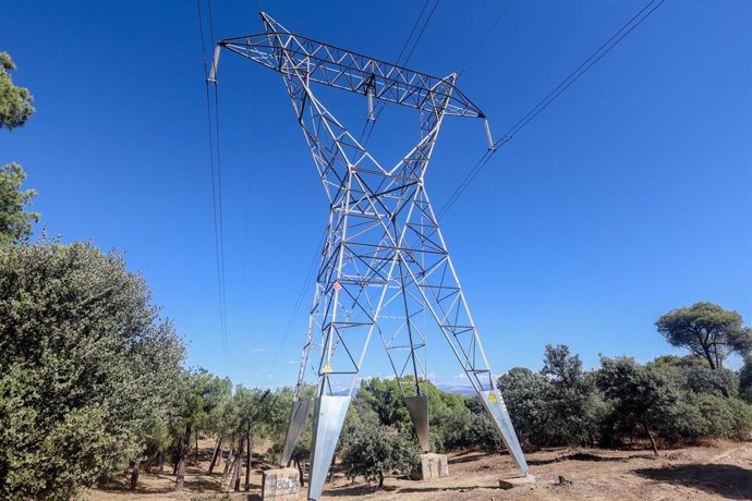 Archivo - Torre de alta tensión, a 8 de septiembre de 2024, en Madrid (España). El precio medio de la electricidad en el mercado mayorista ha caido este domingo, 8 de septiembre, un 14,2% con respecto al sábado, hasta situarse en los 67,76 euros por megav