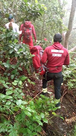 Bomberos de Tenerife rescatan a dos senderistas extraviados en Anaga