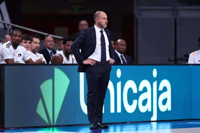 El entrenador del Real Madrid Chus Mateo durante un partido