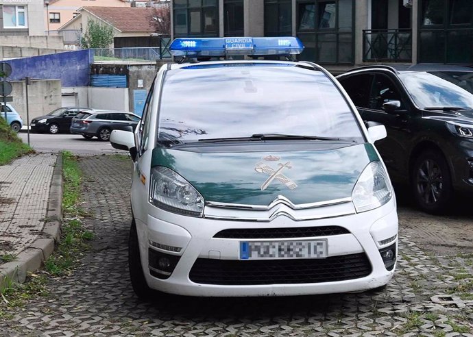 El detenido por la muerte de la mujer en Moaña llegando a los juzgados de Cangas en un vehículo de la Guardia Civil. 