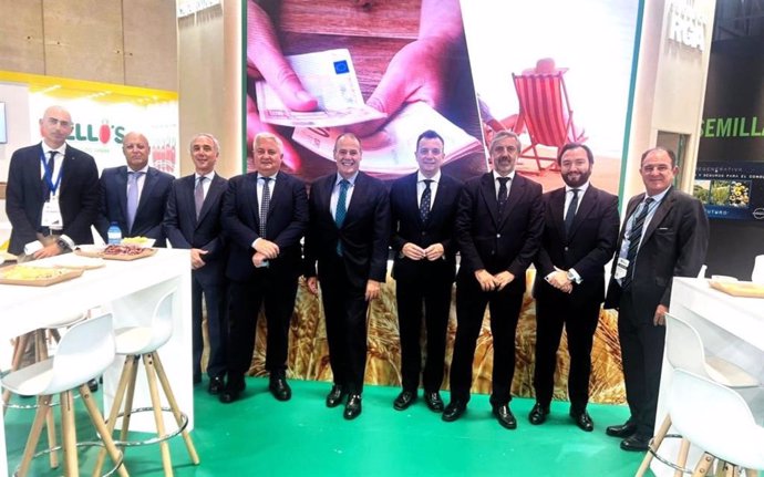 Directivos de Cajka Rural del Sur presentes en la edición de 2024 de la feria internacional Fruit Attraction.