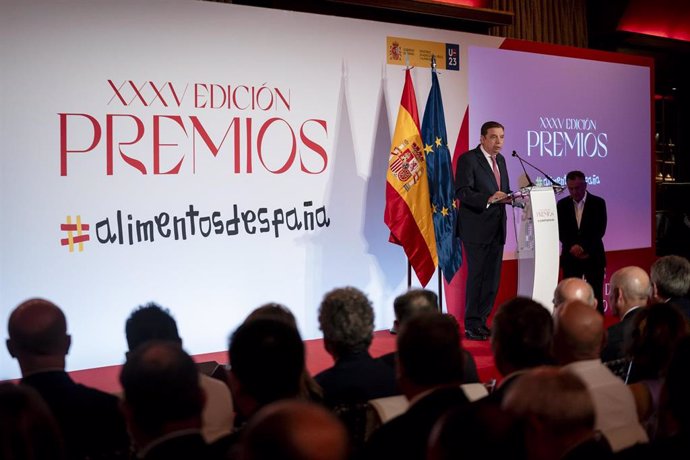 Archivo - El ministro de Agricultura, Pesca y Alimentación en funciones, Luis Planas, preside la XXXV entrega de los Premios Alimentos de España 2023, en el Teatro Real, 