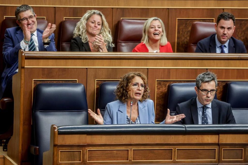 La vicepresidenta primera y ministra de Hacienda, María Jesús Montero, interviene durante una sesión de control al Gobierno, en el Congreso de los Diputados, a 9 de octubre de 2024, en Madrid (España). Durante la sesión de control, el presidente del Gob