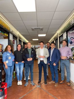 El delegado de Empleo de la Junta, Daniel Sanchez, con el alcalde de Zahara de la Sierra en el Mercado de Abastos.