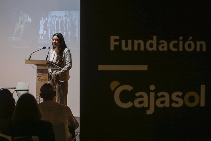 La historiadora del Arte Lucía García Muñoz, durante su intervención en la sede de la Fundación Cajasol, en el marco del ciclo 'Córdoba Moda con Alma'.