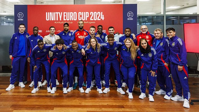 La selección española de fútbol depide al combinado de refugiados antes de viajar a la Unity EURO Cup.