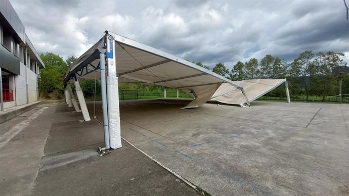 Las fuertes rachas de viento han roto la cubierta de la ikastola de Amurrio en Álava