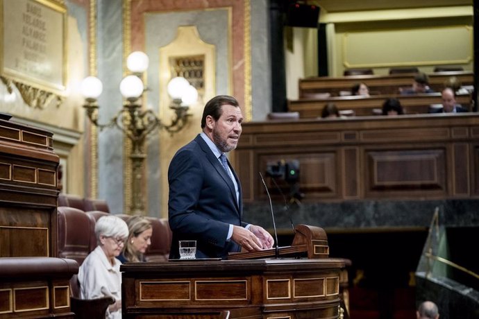 El ministro de Transportes y Movilidad Sostenible, Óscar Puente, interviene durante una sesión plenaria en el Congreso de los Diputados, a 26 de septiembre de 2024, en Madrid (España). El Congreso aborda hoy el acuerdo de financiación singular con Cataluñ