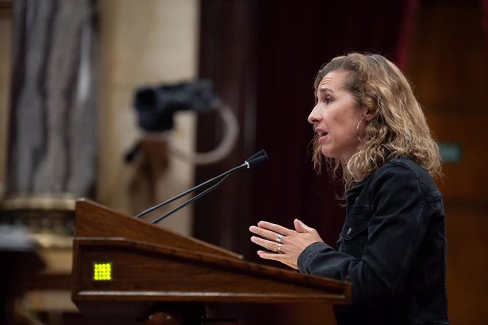 La diputada de la CUP, Laia Estrada, en el Debate de Política General (DPG) en el Parlament, a 9 de octubre de 2024