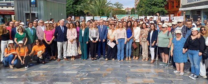 Foto de familia del acto de lectura del manifiesto por el Día de la Salud Mental