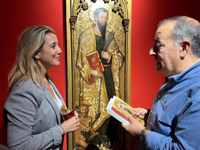 La alcaldesa de Alcalá de Guadaíra, Ana Isabel Jiménez, ha visitado el nuevo espacio expositivo que tiene como protagonista la tabla de San Bartolomé y otras tres obras de carácter religioso.