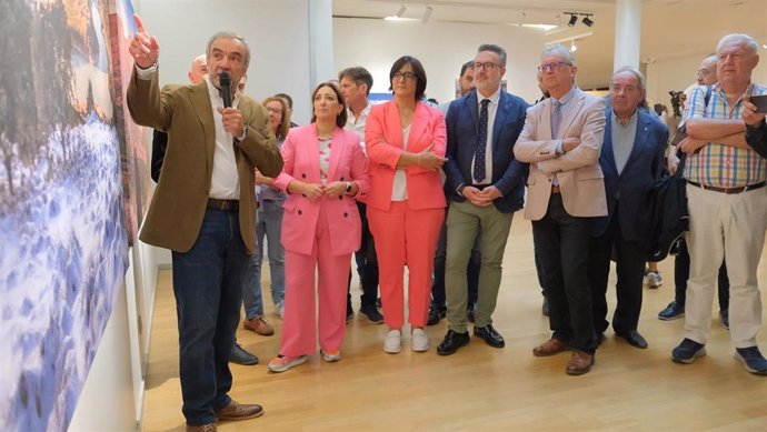 Inauguración de la exposición 'Las imágenes se escriben con luz y tiempo en el Geoparque de Granada', con, entre otras autoridades, en el centro, la delegada de Desarrollo Educativo de la Junta, María José Martín