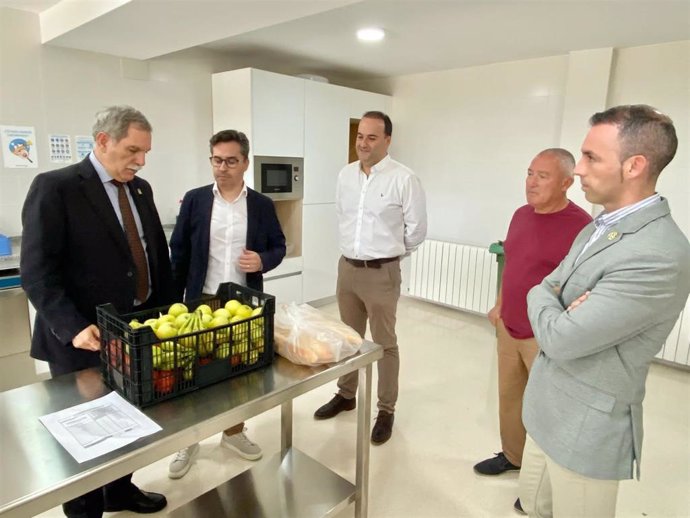 El delegado territorial de Desarrollo Educativo y Formación Profesional de la Junta, José Francisco Viso (izda.), visita el CPR Tiñosa.