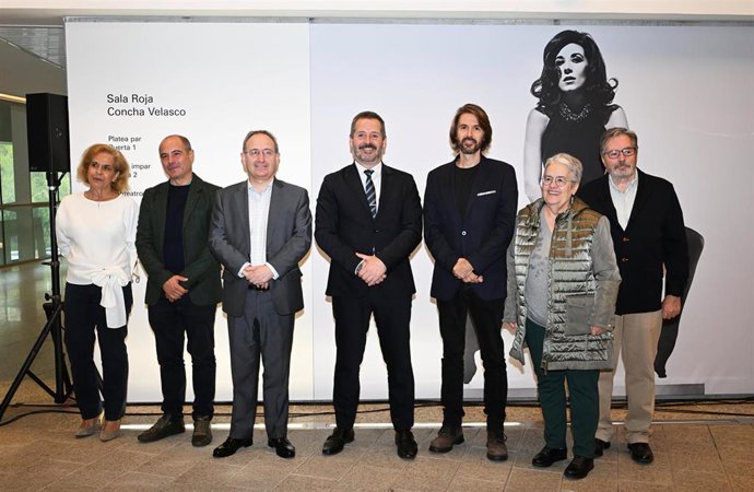 El Consejero de Cultura, Turismo y Deporte de la Comunidad de Madrid, Mariano de Paco, Manuel Velasco y Esperanza Varona durante la inauguración de la Sala Roja Concha Velasco de Teatros del Canal, a 09 de octubre de 2024, en Madrid (España).