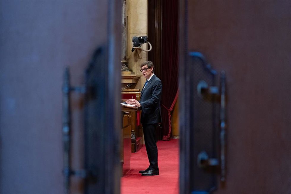 El presidente de la Generalitat de Catalunya, Salvador Illa, interviene durante un debate de Política General en el Parlament de Catalunya, a 9 de octubre de 2024, en Barcelona, Catalunya (España). Este miércoles continúa en el Parlament de Catalunya el
