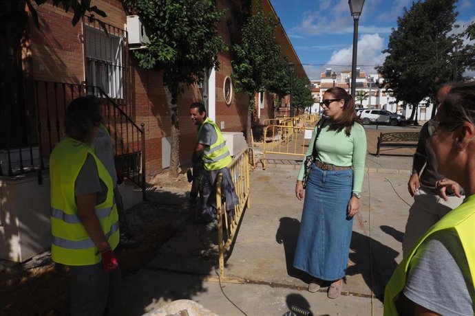 Visita de la alcaldesa de Palos de la Frontera, Milagros Romero, a obras municipales.