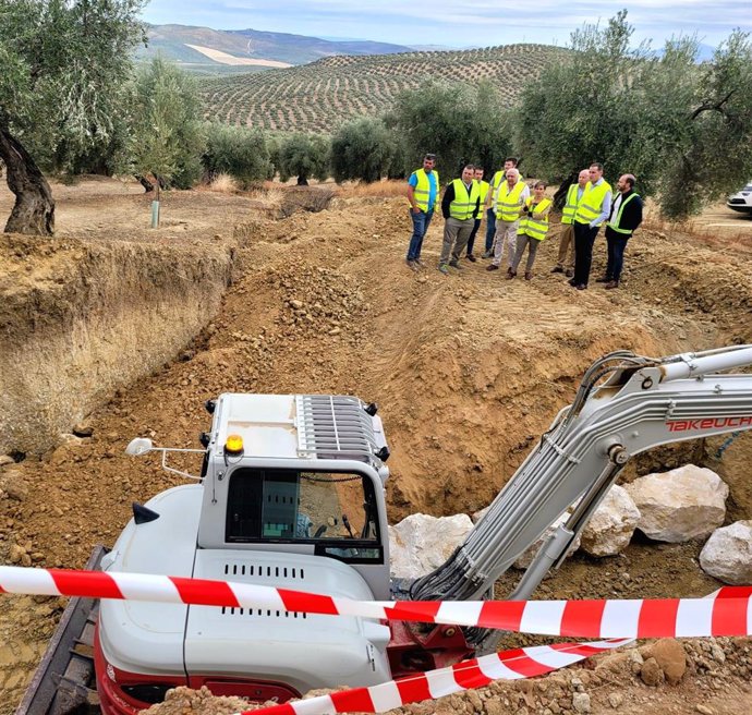 Visita a las obras en el camino rural.