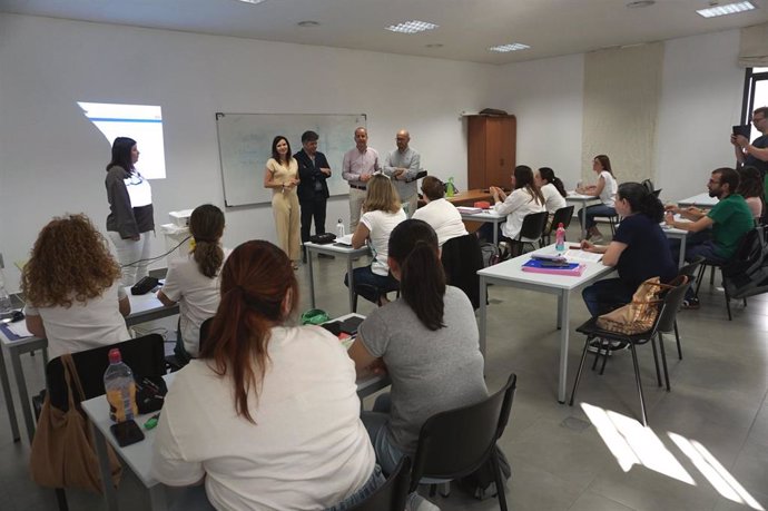 La delegada de Empleo, María Dolores Gálvez, durante la visita de un curso de FPE este año en Montilla.