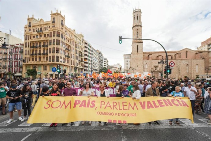 Cabecera de la manifestación de la Comissió 9 d'Octubre