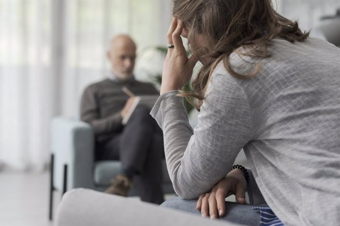 Archivo - Imagen de archivo de una mujer en la consulta del psicólogo.